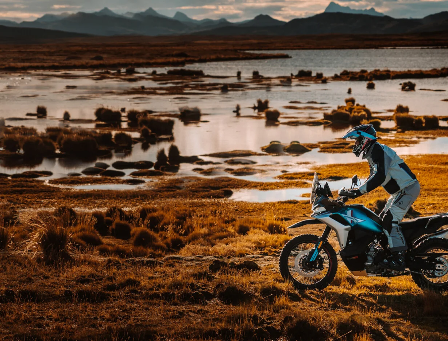 MOTOCYKLY | Zrozené pro jízdu bez hranic. Postavené pro vzrušení, které cítíte v každém otočení plynu. Tyto stroje nejsou jen dopravním prostředkem – jsou zážitkem.